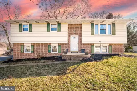 523 Ridgeway Dr, Wrightsville, PA 17368