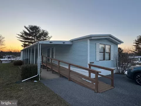 923 Kelly Dr, Mount Wolf, PA 17347