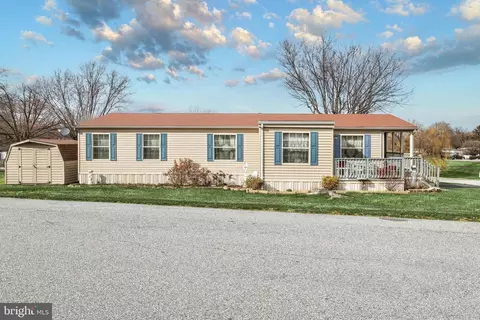 600 Parkwood Dr, Mount Wolf, PA 17347