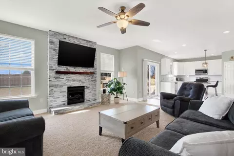 Living - 25 Boulder Rd, Hanover, PA 17331 photo 5 of 8