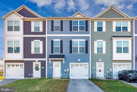 204 Overlook Dr, Hanover, PA 17331