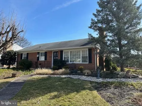 201 Mckinley Ave, Hanover, PA 17331