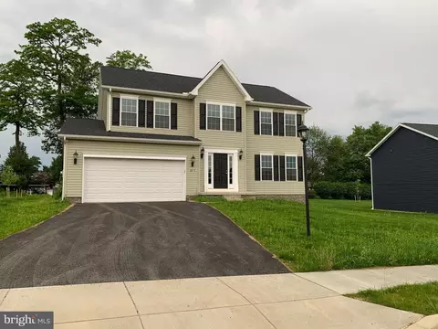 1271 Maple Ln #8, Hanover, PA 17331