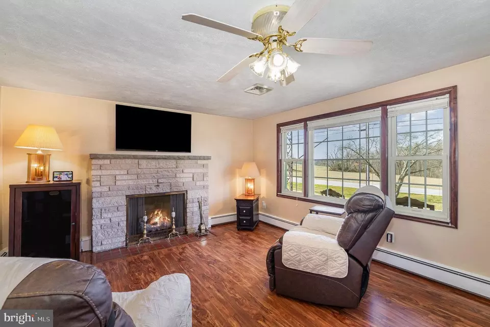 Living - 2061 Stoverstown Rd, Spring Grove, PA 17362 photo 2 of 4