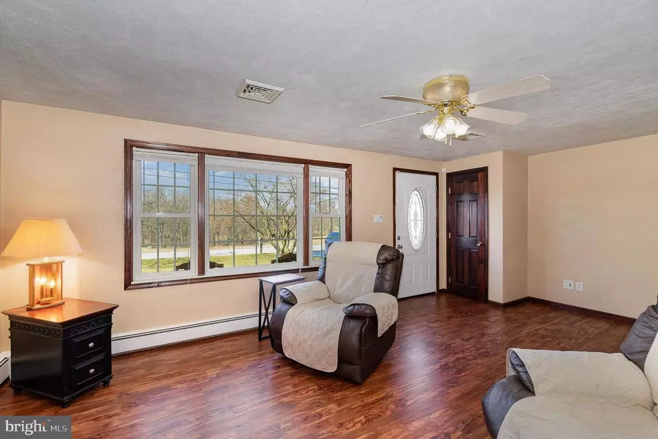 Living - 2061 Stoverstown Rd, Spring Grove, PA 17362 photo 3 of 4