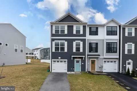 136 Overlook Dr, Hanover, PA 17331