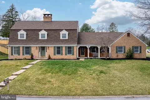 1 Pond Ridge Ln, Hanover, PA 17331