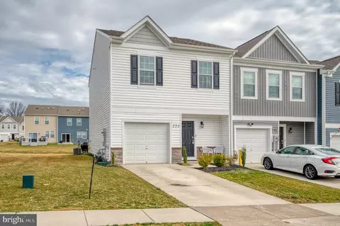 255 Maple Run Dr, York, PA 17404