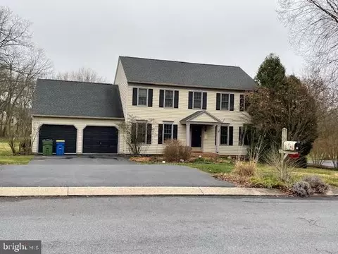 90 Dressage Ct, York, PA 17404