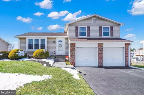 1690 Rainbow Cir, York, PA 17408