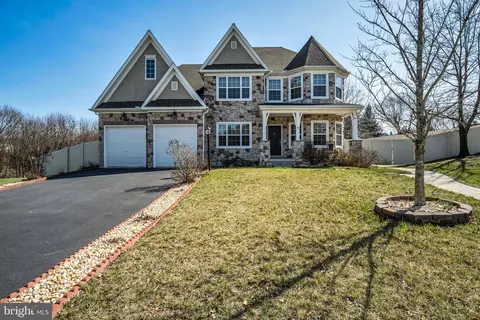 5 Auction Dr, Manchester, PA 17345