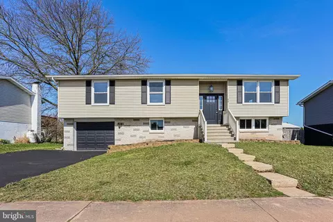 519 Oakwood Dr, Dover, PA 17315