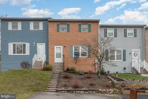 19 Mall Rd, Etters, PA 17319