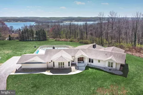 6330 Tamarind Dr, Spring Grove, PA 17362