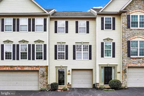2754 Hunters Crest Dr, York, PA 17402