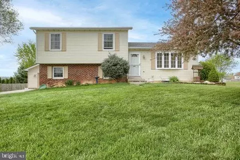 121 Circle Dr, Hanover, PA 17331