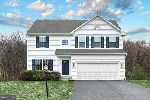101 Louvain Dr, Hanover, PA 17331