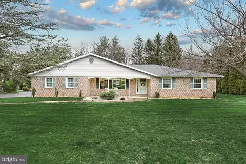 2415 Sutton Rd, York, PA 17403