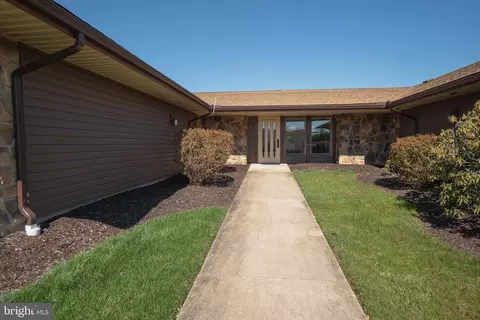 1890 Azalea Dr #E-1, York, PA 17408