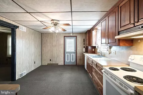 Entry Way - 2140 Windsor Rd, Windsor, PA 17366 photo 3 of 3