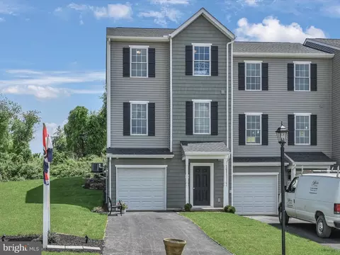 80 Holstein Dr #33, Hanover, PA 17331