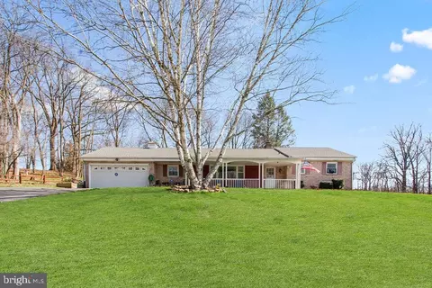 15 Albright Dr, Hanover, PA 17331