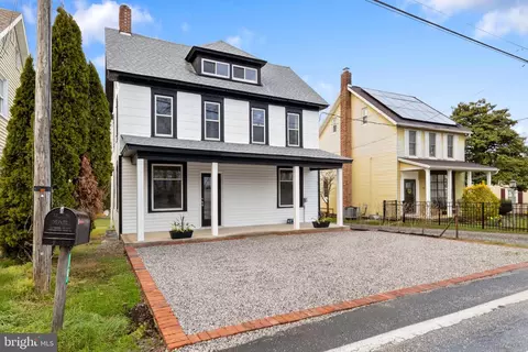 19 College Ave, Stewartstown, PA 17363