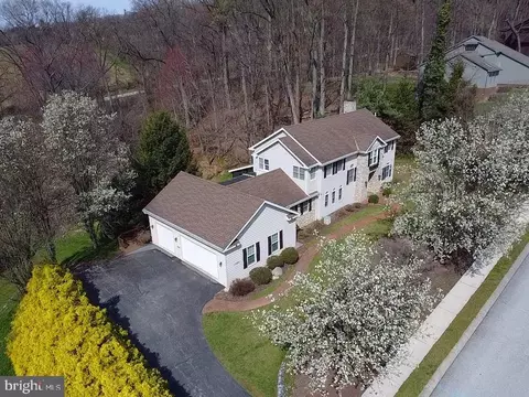 1820 Deamerlyn Dr, York, PA 17406