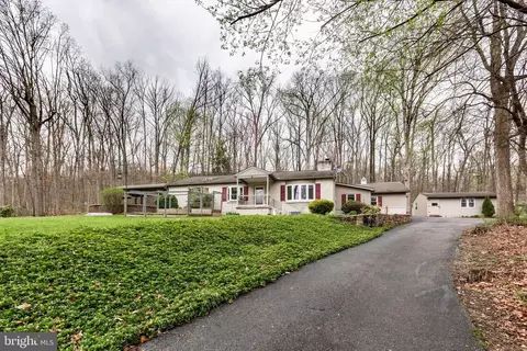 1256 Glatco Lodge Rd, Hanover, PA 17331