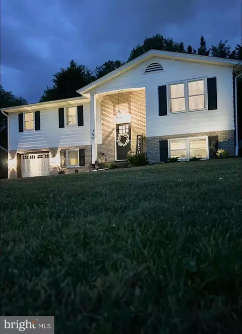 560 Woodland View Dr, York, PA 17406