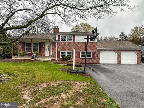 2100 Andover Dr, Dover, PA 17315