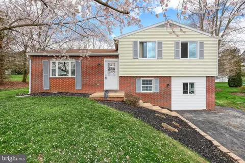 202 Claremont Dr, Seven Valleys, PA 17360
