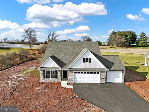 3840 Country Dr, Dover, PA 17315