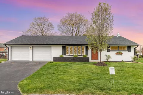9 Woodward Dr, York, PA 17406