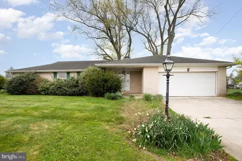 860 Sunlight Dr, York, PA 17402
