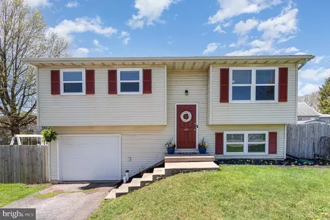 3560 Chickadee Dr, Dover, PA 17315