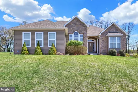 1160 Pearl Dr, Hanover, PA 17331