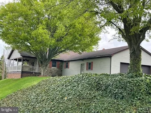 41 Blooming Grove Rd, Hanover, PA 17331