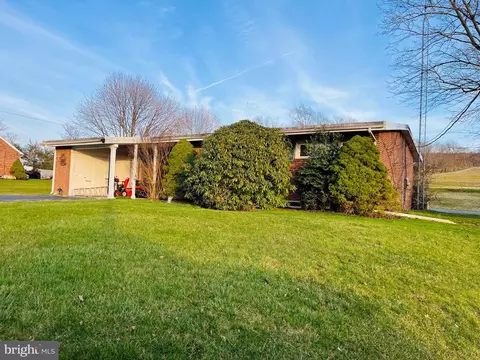 4086 Manchester St, Glen Rock, PA 17327