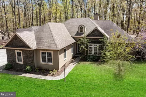 6827 Mountain Dr, Hanover, PA 17331