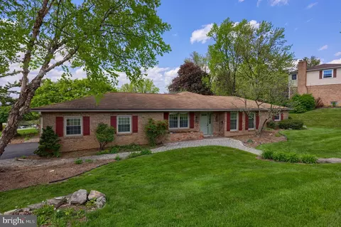890 Woodbridge Rd, York, PA 17402