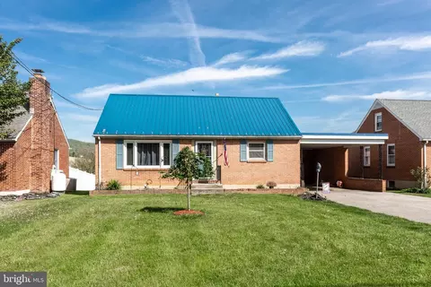6597 York Rd, Spring Grove, PA 17362
