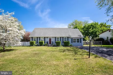 18 Colonial Dr, Hanover, PA 17331