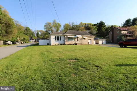 107 E Main St, Windsor, PA 17366 photo 3