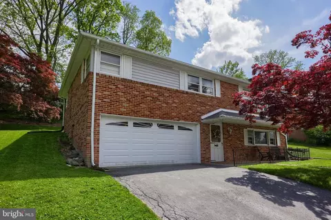 2656 Eastwood Dr, York, PA 17402