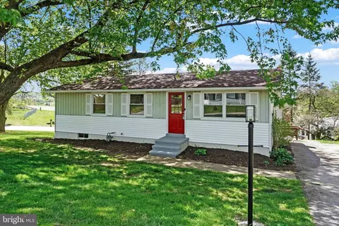 33 Schoolhouse Ln, Windsor, PA 17366