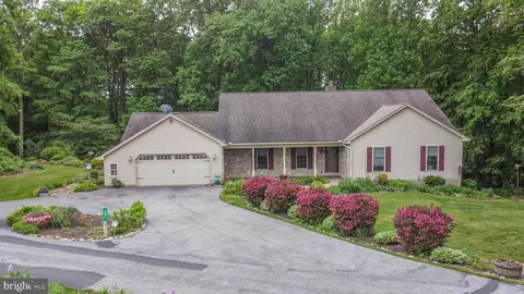 27 Serenity Ln, Brogue, PA 17309