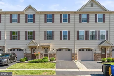 374 Weatherstone Dr, New Cumberland, PA 17070