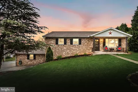 110 Maylyn Ave, Dallastown, PA 17313