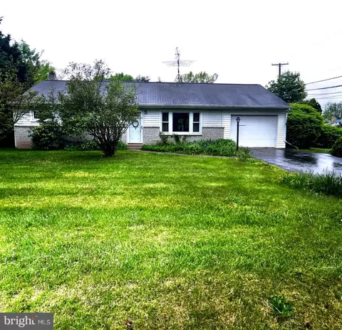 332 Valley Rd, Etters, PA 17319